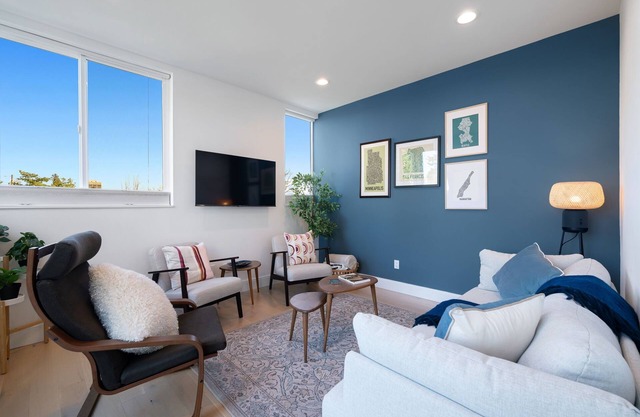 Perch - Cozy 2BR home. Walk everywhere, park with ease, and surrounded by coffee shops and dining!