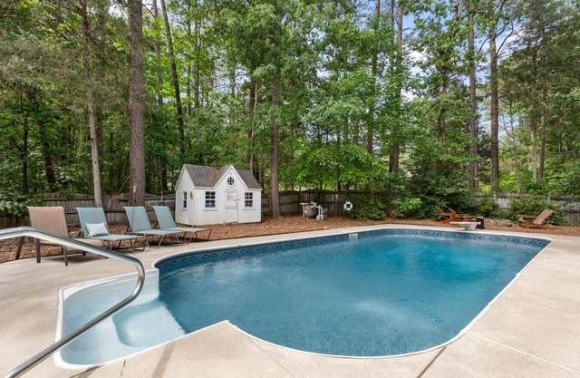 Percy Manor - Pool, Fire Pit, Games and More!