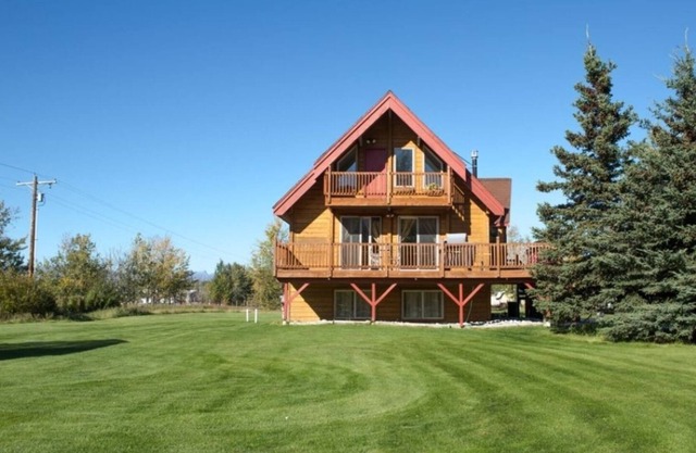 Perfect Alaskan get away! Comfy, cozy and remote.... you will not regret it!.