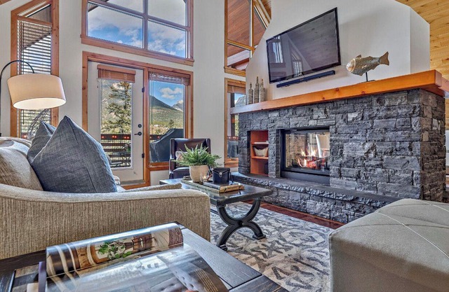 Perfect Creekside Penthouse| | Mountain Views | Hot Tub | Prime Location