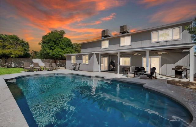Perfect for Large Groups and Families - Pool, Hot Tub & Putting Green!