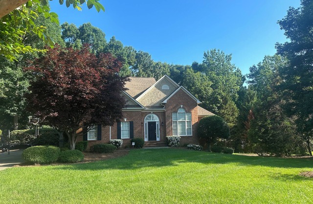 Perfect Home for a Getaway with access to the lake and a backyard skate bowl! n