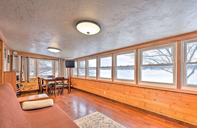 Perfect lakefront cabin for any time of year