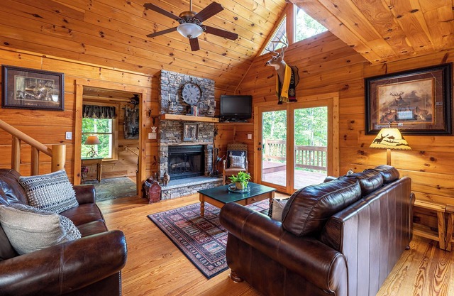 Perfect location for your family vacation. Amazing Family Cabin overlooking Lake Nantahala