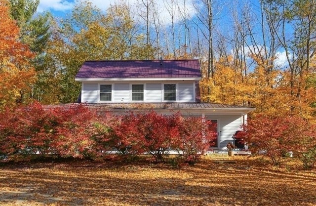 Perfect location & hot tub! Cozy home for couples, parties of 4, possibly more!