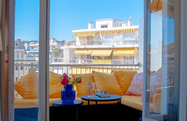 Perfect location in Carre d’Or, with terraces in two directions.