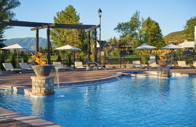 Perfect Outdoor Getaway! 4 Relaxing Units w/Pool, Golf Nearby Attractions!