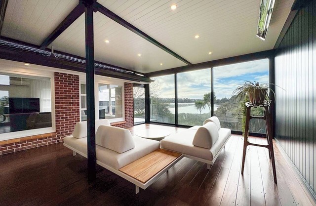 Perfect Peninsular Location - 3 BR family home.