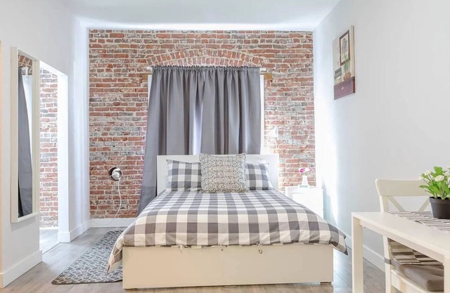 Perfect Studio with AC in charming Los Angeles