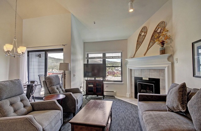 Perfectly Located 1Br With loft- Close to Lifts & Downtown