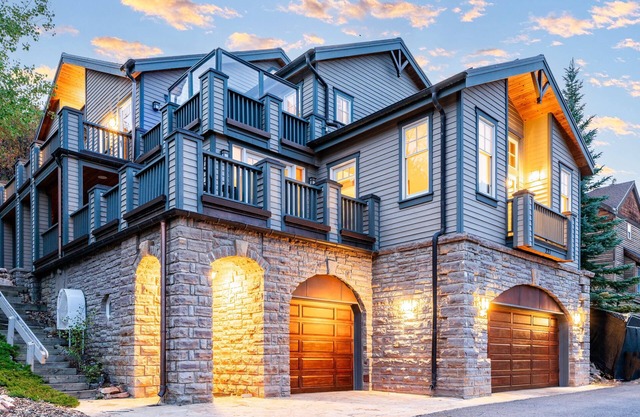 Perfectly Positioned in Old Town, Steps to Ski Runs & Town Lift, Private Hot Tub!