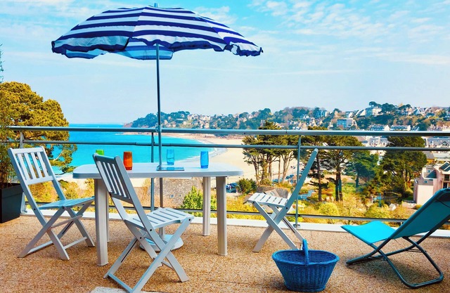 Perros-Guirec, sea view, beach 100m, private parking, wifi.
