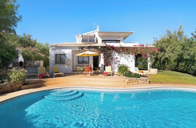 Pet-friendly Casa da Alfarrobeira with Pool & Wi-Fi