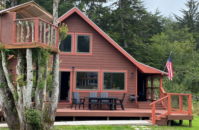 Pet friendly close to beach and gazebo with fireplace