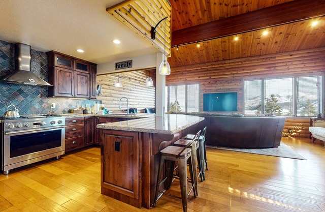 Pet-Friendly Deluxe & Renovated Townhome. Hot Tub, Gas Grill, Near the Lakes