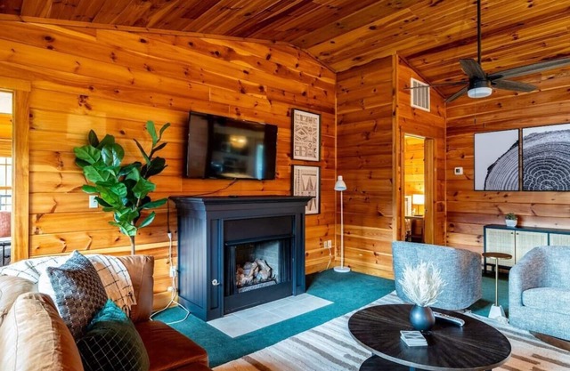Pet-Friendly Fall Cabin | Hot Tub, Arcade, Yard