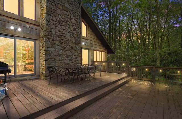 Pet Friendly, Fenced Yard, Hot Tub and Game Room! Close to Hiking and Beech Ski!