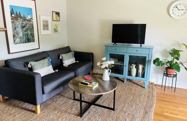 Pet-Friendly Historic Stay I Near Fold Lake, Depot Town & 10 Mins to Ann Arbor