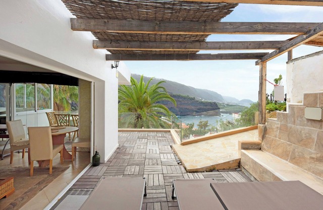 Pet-Friendly Holiday Home Apartamento Loft Doa with Sea View, Wi-Fi & Terrace