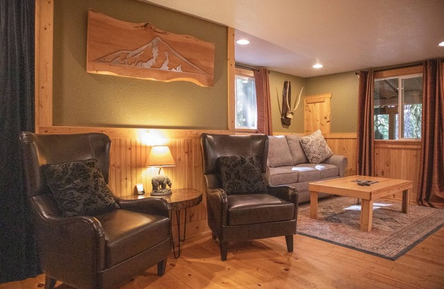 Pet Friendly, Mt Hood Cabin With Hot Tub!