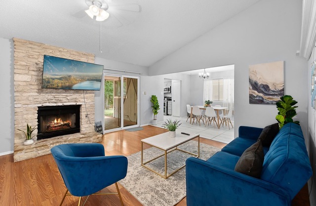 Pet Friendly - Q2 & Domain - King Bed + Pool Table