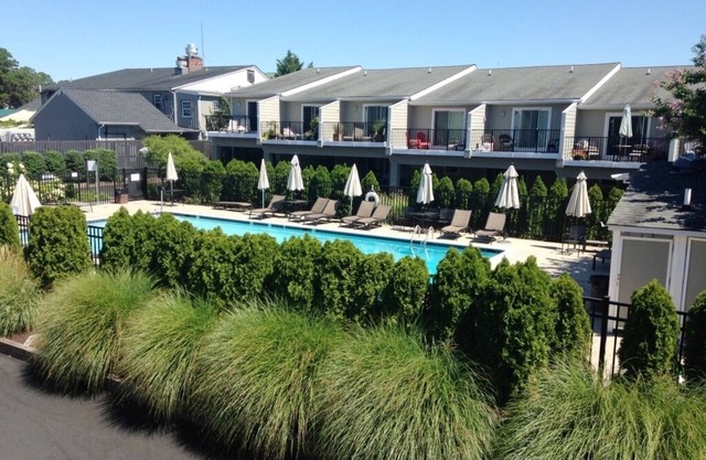 Pet Friendly Rehoboth Beach 2BR Sleeps 8 Townhouse w/Pool & Parking