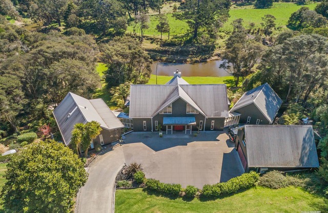 Pet friendly, self-contained loft with private deck & small garden