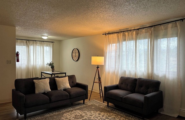 Pet-Friendly Stay-Top Floor- FlatTop Nook