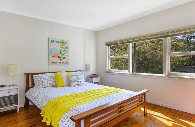 Pet friendly, stroll to beach