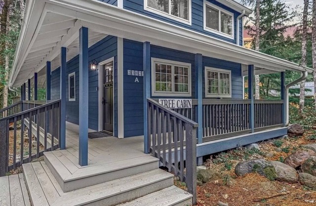 Pet friendly cabin with WiFi, AC and workspace in gorgeous Mount Hood Village