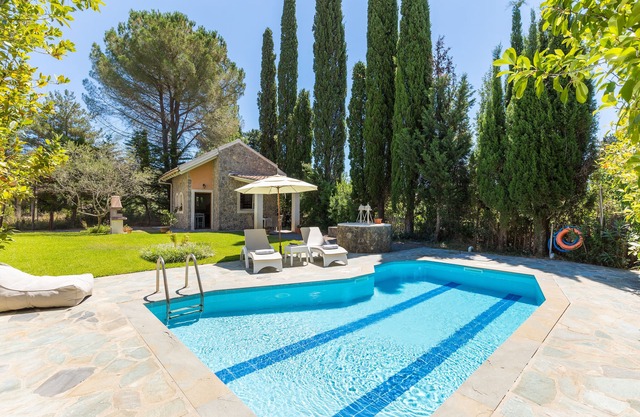 Petrinos Cottage in Dassia, Private pool, A/C, WiFi, 300m to the beach.