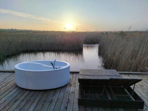 Pfahlbau Sunset II Toplage inklusive Elektroboot