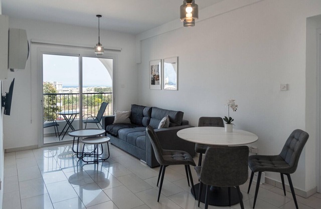 Phaedrus Living: Golden Seaview Residence