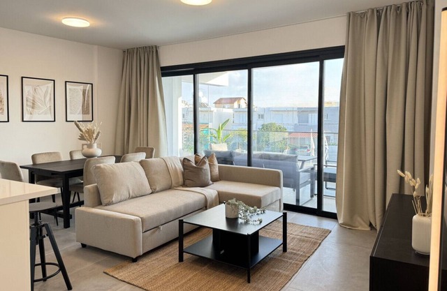 Phaedrus Living: White Hills Suites City View