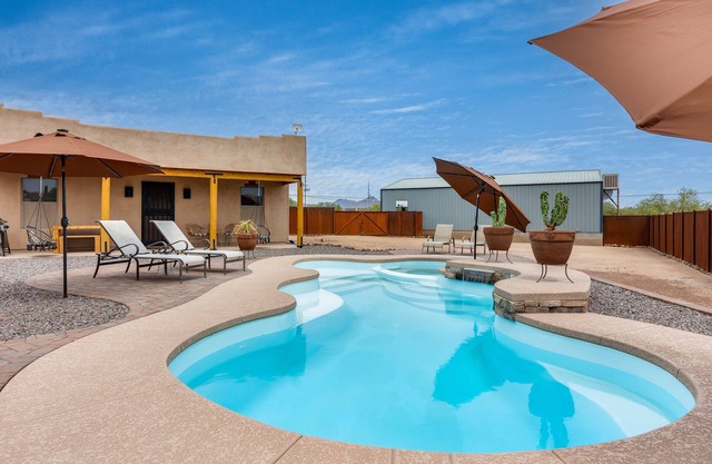 Phoenix Desert Retreat-Family-Friendly, 3 beds, Pool, AC, and WIFI