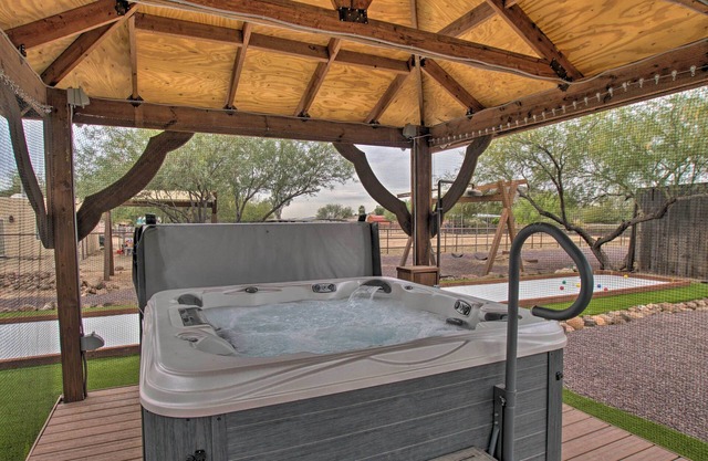 Phoenix 'Kick Back Corral' w/Outdoor Oasis!