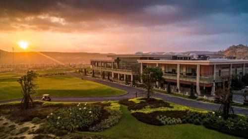 Phoenix Pool & Golf View Villa Cam Ranh