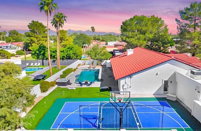 Pickleball-Basketball-HeatedPool-Spa-2 Primary BRs