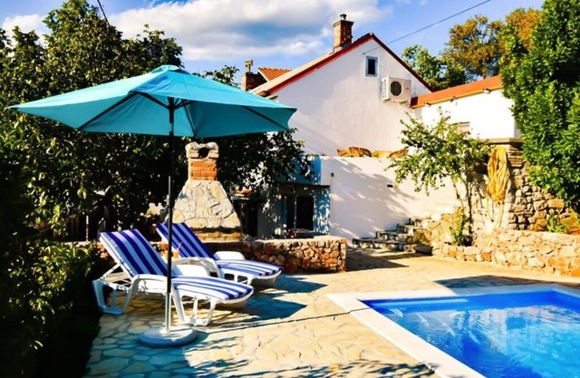 Pictoresque pool villa