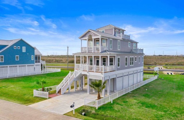 Picturesque Beach House Near the Beach