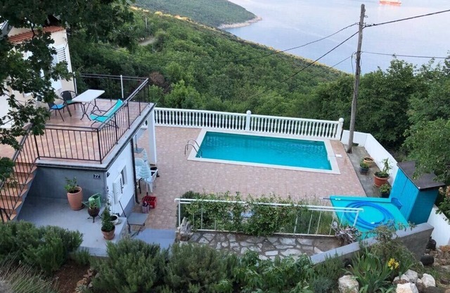 Picturesque sea view, sehr privat, pool fun for the kids