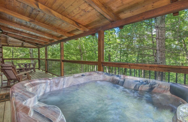 Pigeon Forge Cabin, Log cabin, Hot tub, Arcade game, pool table, fireplace, wifi