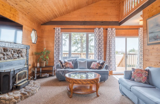 Pigeon Lake Lakefront Cottage