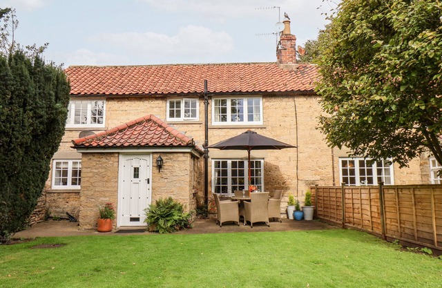 PINE COTTAGE, pet friendly, country holiday cottage in Snainton