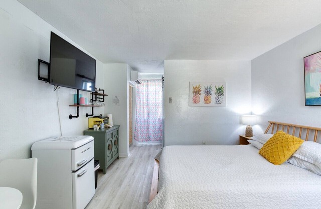 Pineapple Shores Retro Inn 6