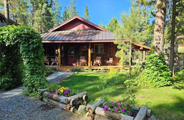 Pinecone Cabin, Couples Retreat, hot tub, pet friendly, private!