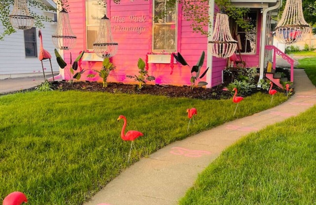 Pink Flamingo Downtown Hudson w/hottub