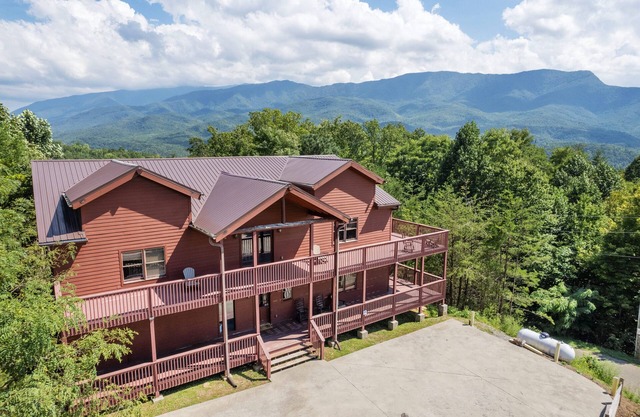 Pinnacle Pool View Lodge: The Ultimate Vantage Point for Fun and Relaxation!