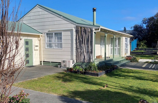 Pipers Place - 3 bedrooms, Sleeps 6, fully fenced home. Relax in the garden