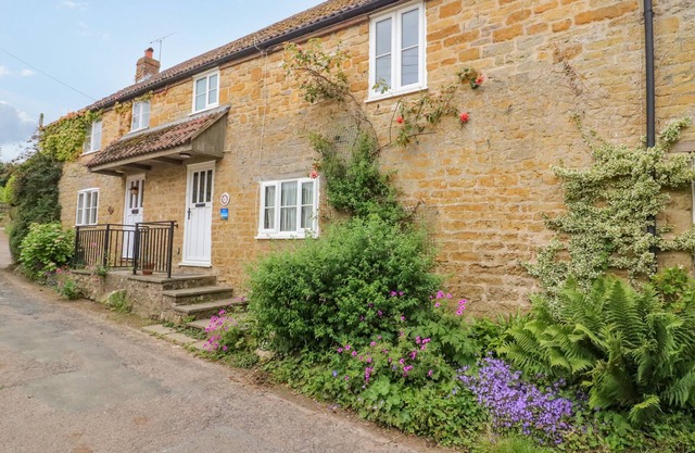 PIPPINS LODERS, pet friendly, with open fire in Bridport